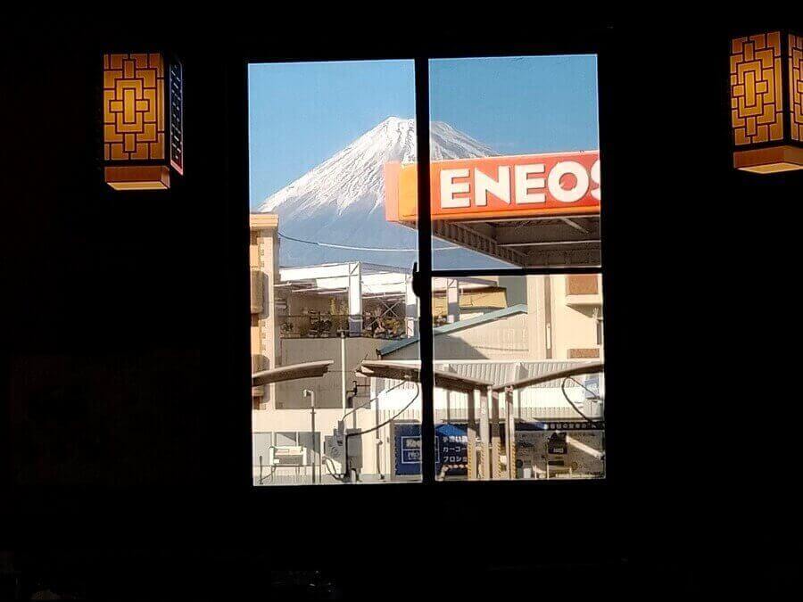 バーミヤン富士今泉店の窓に見える富士山
