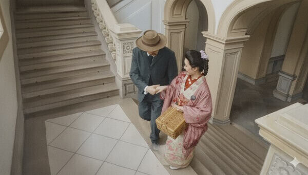 ヘブンがリヨにまね空手知事の家でディナーをするシーンのイラスト